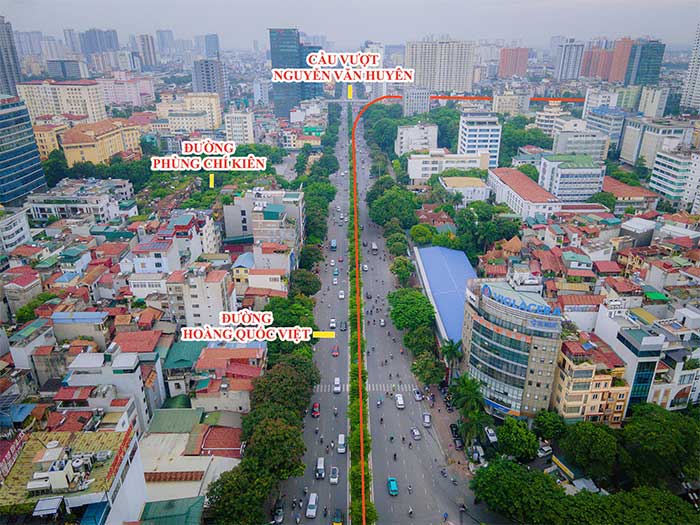 The line then turns left into Hoàng Quốc Việt street.