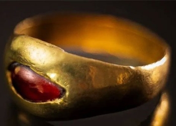 find the golden ring 2 300 years still intact in the city 134629