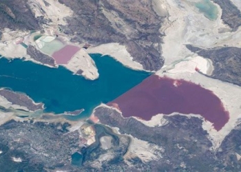 giant salt lake in utah hidden behind two colored blue and red water 135037