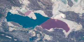 giant salt lake in utah hidden behind two colored blue and red water 135037