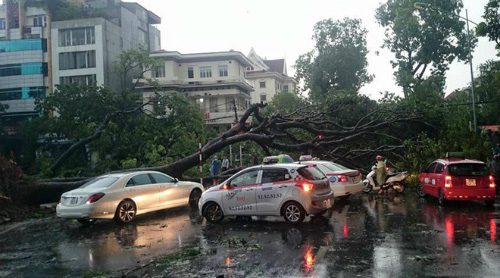 Many people were affected by a severe thunderstorm in Hanoi.