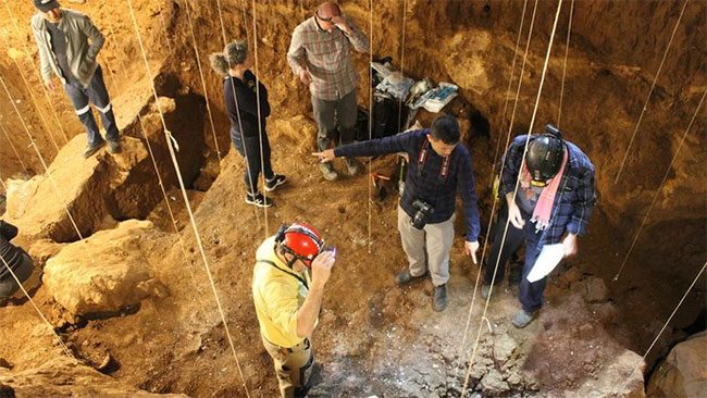 Researchers working at Tam Pà Ling Cave (Laos)