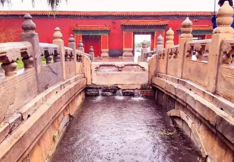 The 600-year-old drainage system of the Forbidden City is still functioning well.