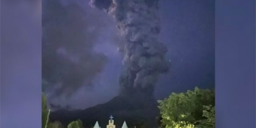 kanlaon volcano in the philippines erupts creating a cloud of ash 5 000 meters high 134746