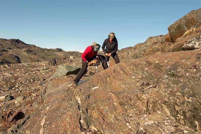 Drilling ancient rocks in West Greenland to search for evidence of the oldest magnetic field