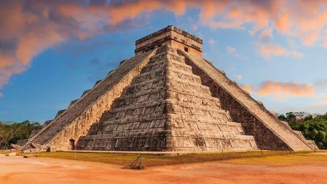 El Castillo is a pyramid at Chichén Itzá with 91 steps on each side