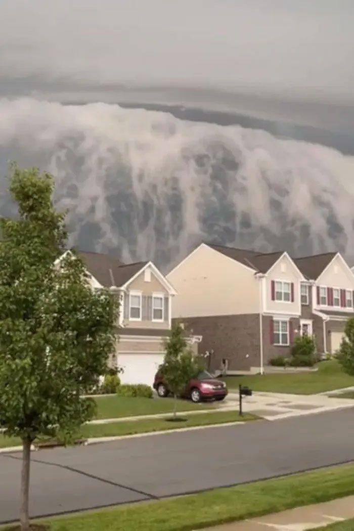 Clouds resembling tsunami waves in the sky over Ohio (USA)