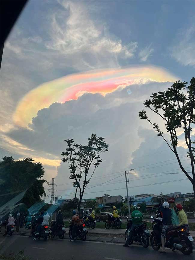 Many people delighted by the rainbow clouds in Ho Chi Minh City stopped their cars to take photos