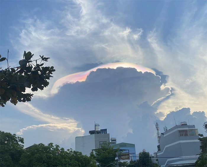 The rainbow cloud layer is a thin edge of the cloud, with the sun behind it