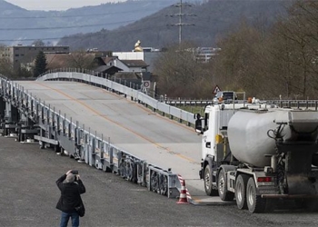 mobile bridge helps trucks pass through the repaired section 134559