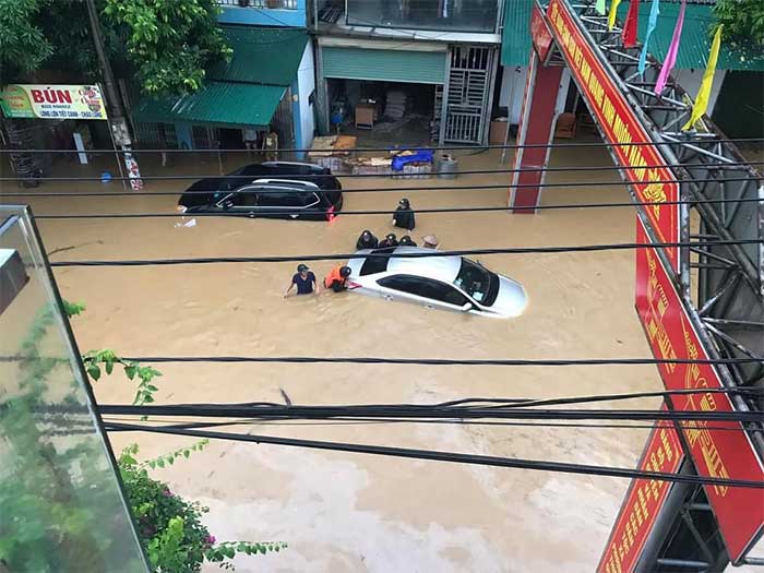 Many vehicles belonging to residents in Phuong Thien, Ha Giang City were submerged