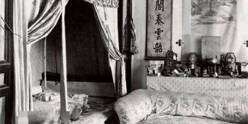 mysterious man at home turned out to be an unexpected queen 126808