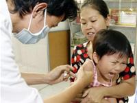 Vaccination against meningococcal disease for children at the health station in Binh Chieu Ward, Thu Duc District, Ho Chi Minh City (photo taken on the afternoon of March 12, 2006)