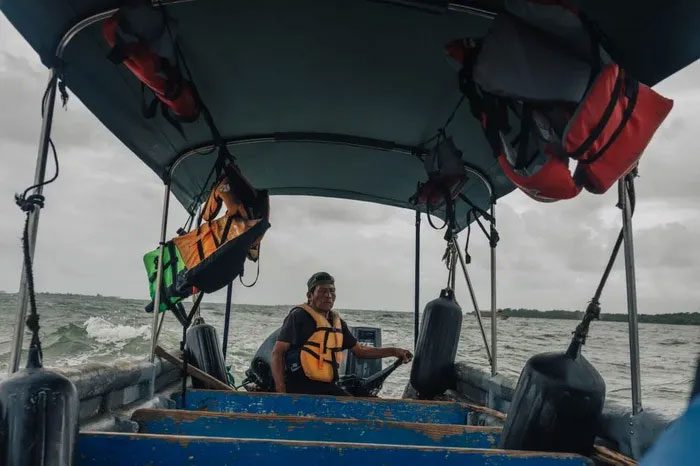 A boatman transporting residents between Gardi Sugdub Island and the mainland.