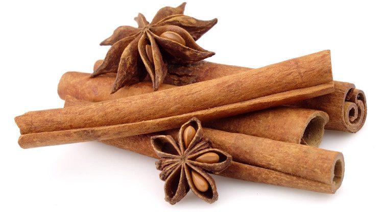 Individuals with chickenpox should not eat food seasoned with cinnamon.