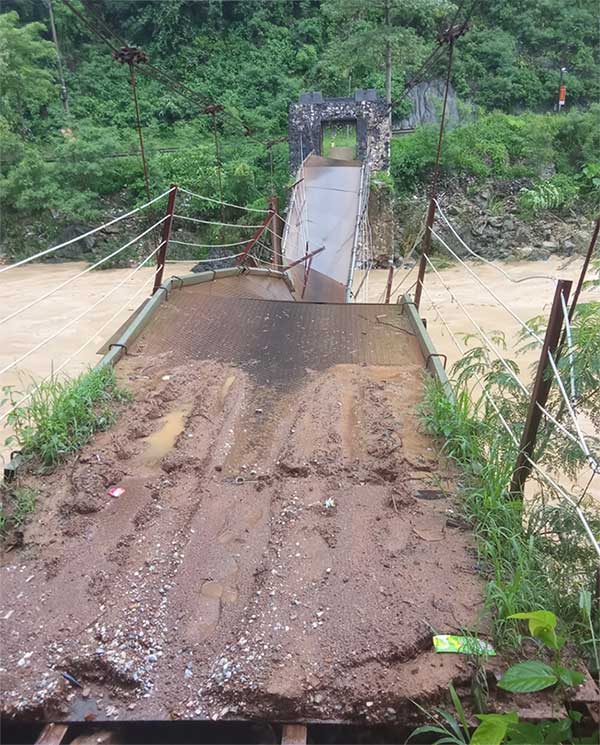 The suspension bridge to Ha Son village, Thanh Thuy commune collapsed, isolating the village