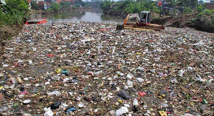 An excavator cleaning waste on the Cikapundung River, a tributary of the Citarum.