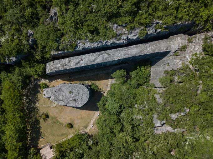  The body and top of the stone monument at Yangshan quarry. 