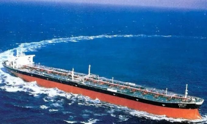 The Seawise Giant, a ship specialized in transporting oil at sea.