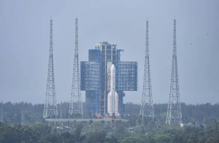 Chang'e 6 lunar probe and Long March 5 Y8 rocket assembly