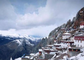 the most mysterious temple in china hanging on a 4800m high cliff has existed for thousands of years 135141