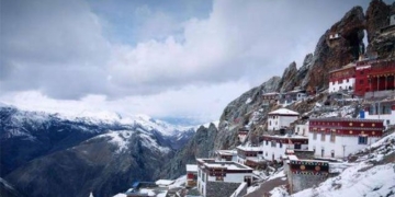 the most mysterious temple in china hanging on a 4800m high cliff has existed for thousands of years 135141