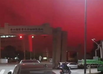 the sky changes dark red in china causing many people to wonder what this phenomenon is 134724