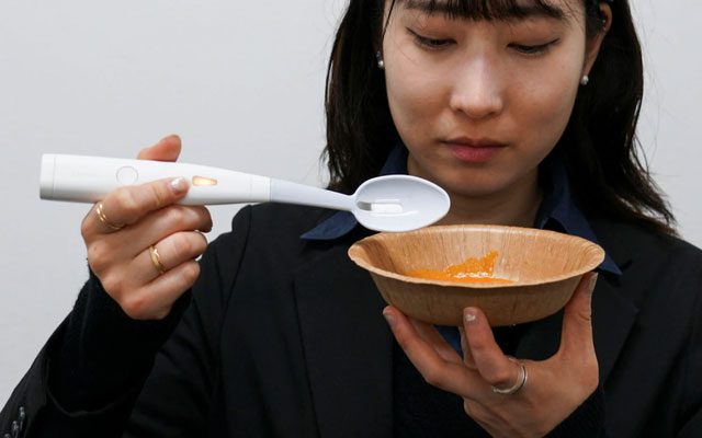 The electronic spoon can create a salty flavor without adding salt to food.