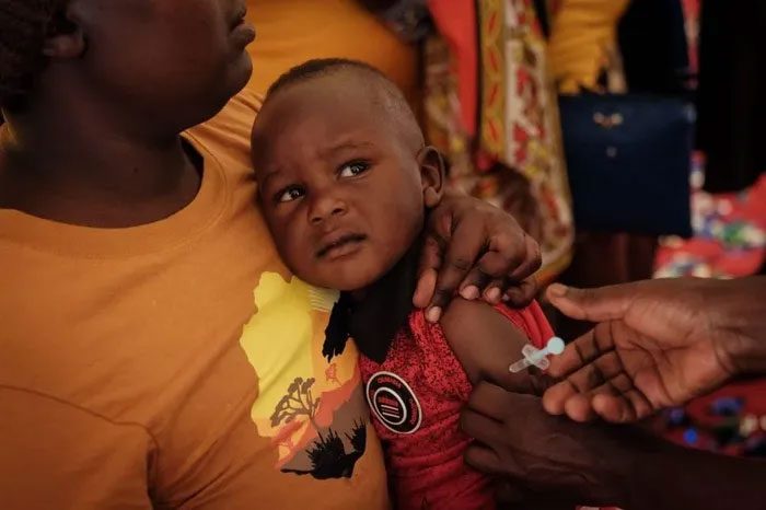 Health workers vaccinating children against malaria in Gisambai (Kenya).