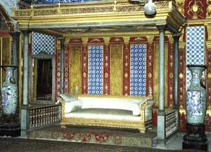 The Grand Hall of the Throne, in the Harem, is an airy space used for official meetings, built for Murat II in 1588 (Photo: traveling.igw)