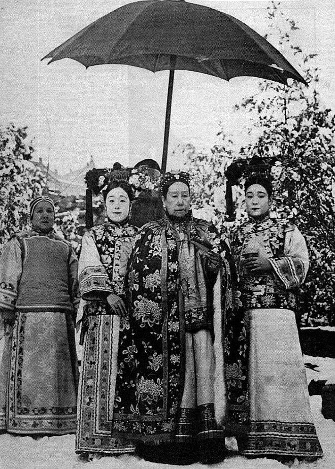 Empress Dowager Cixi with the princesses of Prince Chun.