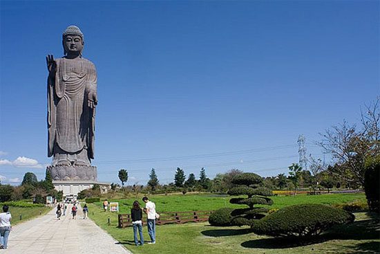 Astonishing view of the 7 tallest statues in the world