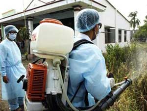 Preventive health team in Thu Duc spraying disinfectant to address the environmental situation in the area affected by the disease at the workers' dormitory in Quarter 2, Binh Chieu Ward, Thu Duc District, Ho Chi Minh City