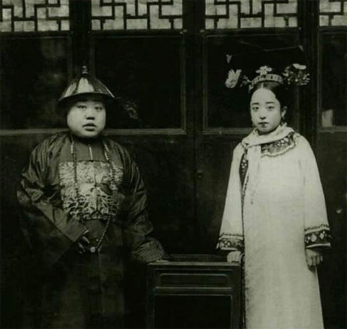 A minister and his wife during the late Qing Dynasty.