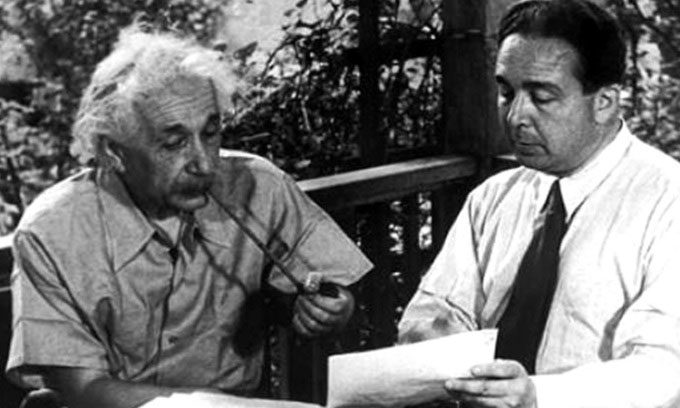 Einstein (left) and Leo Szilárd collaborated on research.