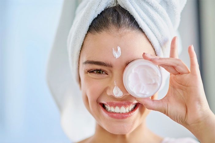Applying moisturizer helps windburned skin recover quickly.