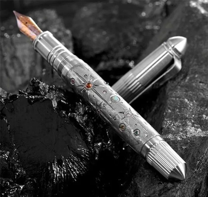 Space & Earth pen priced at 252 million VND.