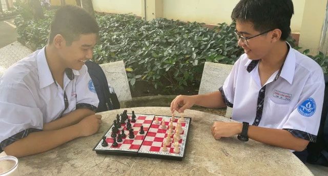 Students playing chess with bioplastic products from the Net - Zero group.