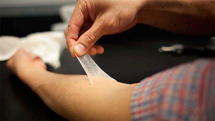 This new skin mimics the body's temperature regulation mechanism.