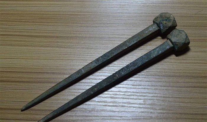 Tomb nails