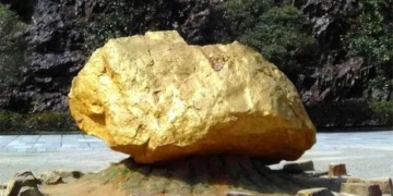 discovery of a glowing golden block while the park is locked reveals a 1 000 year old treasure 132333