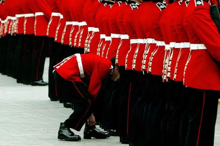 The job of the royal guard requires high discipline.