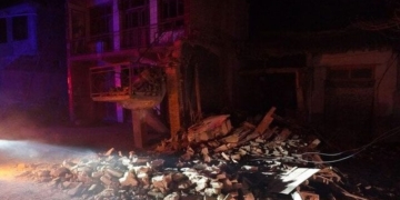earthquake site causes over 100 deaths in china rescue operations overnight to find survivors 131667