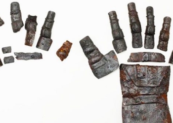 extraordinary 14th century steel glove unveiled in switzerland 132346