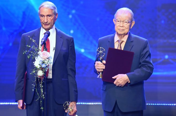 Professor Dr. Võ Tòng Xuân (right) and Professor Gurdev Singh Khush receiving the award.