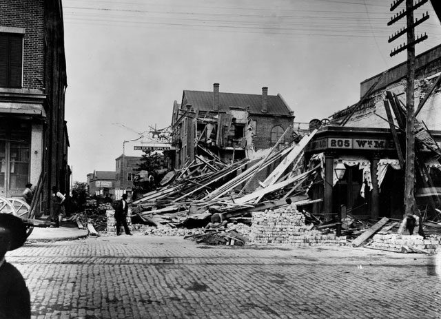 Buildings collapsed in Charleston (South Carolina) during the 1886 earthquake.