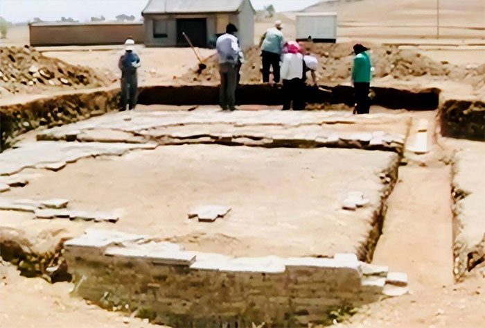 The archaeological team discovered tombs in the area not far from the "dressing room"