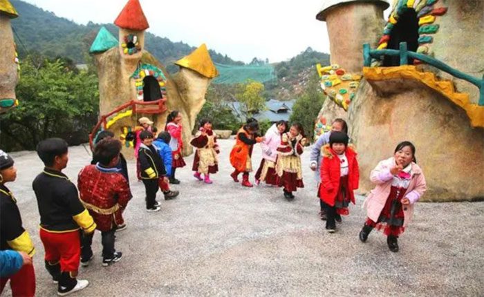 Deep in the Zuchong Valley is the village of dwarfs