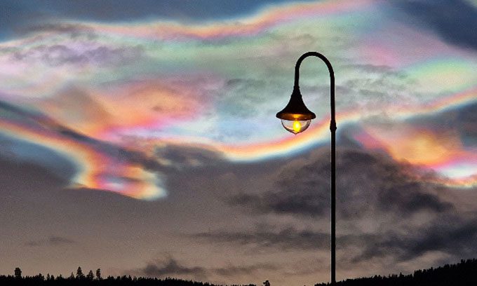 Colorful mother-of-pearl clouds appeared around the Arctic for several consecutive days.