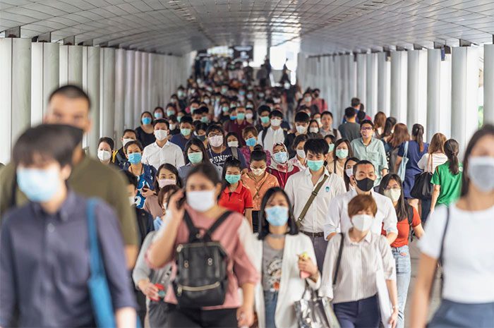 The movement of holiday travelers facilitates the rapid spread of the influenza virus